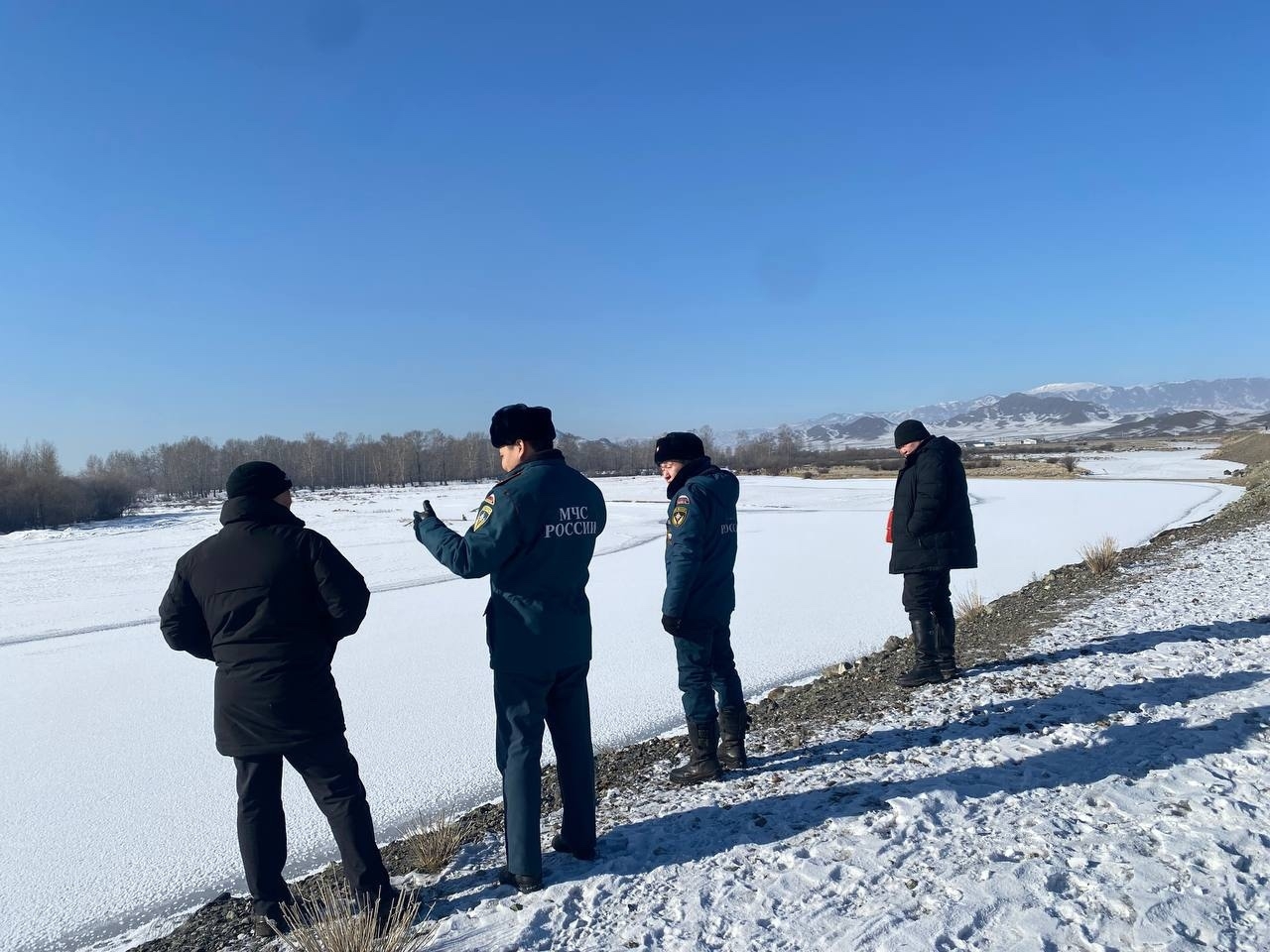 Профилактика безопасности поведения на тонком льду <p>Несчастные случаи на тонком льду происходят особенно в зимний период, когда многие люди выходят на природу для прогулок, рыбалки или других видов активного отдыха