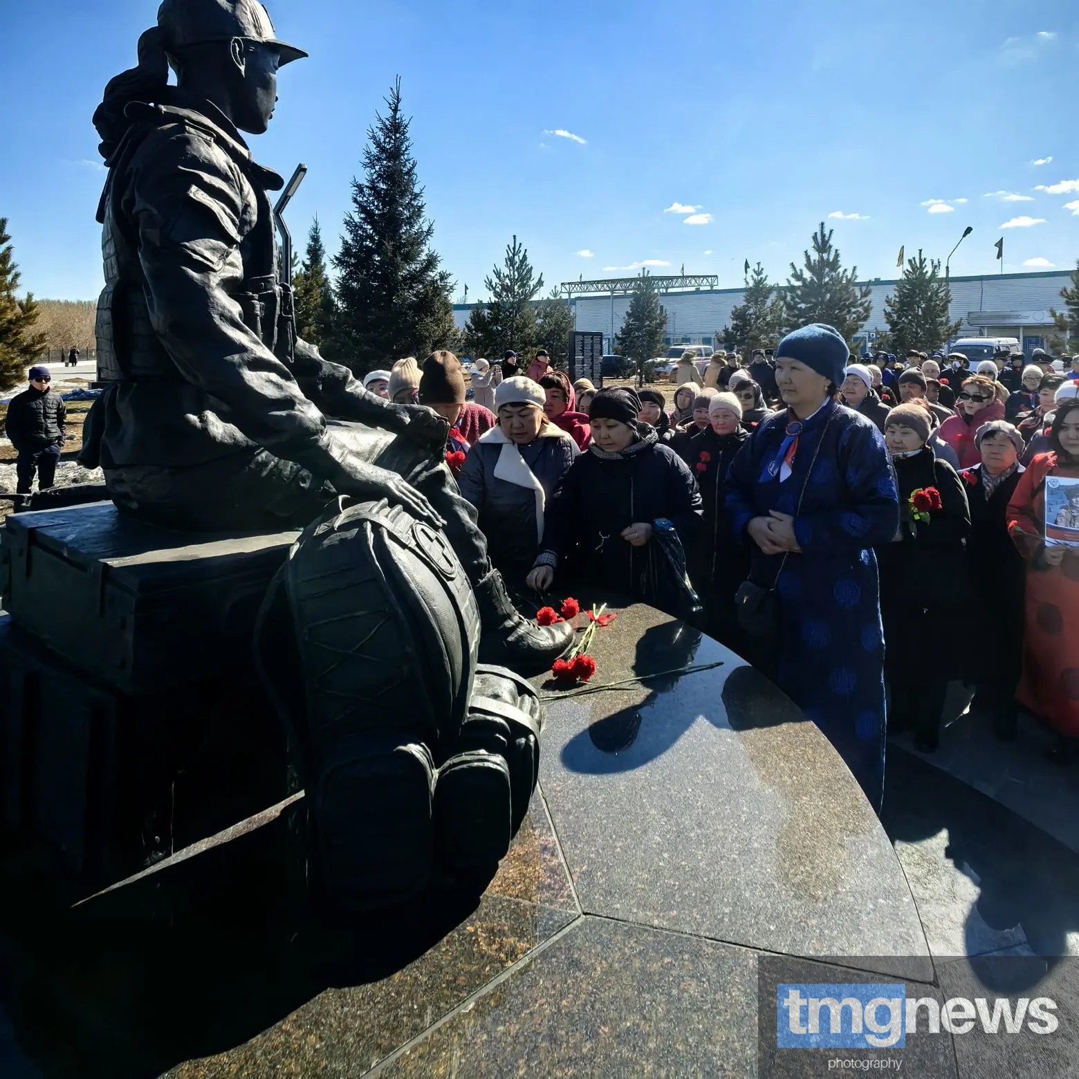 В Кызыле состоялась церемония возложения венков к памятнику участникам СВО