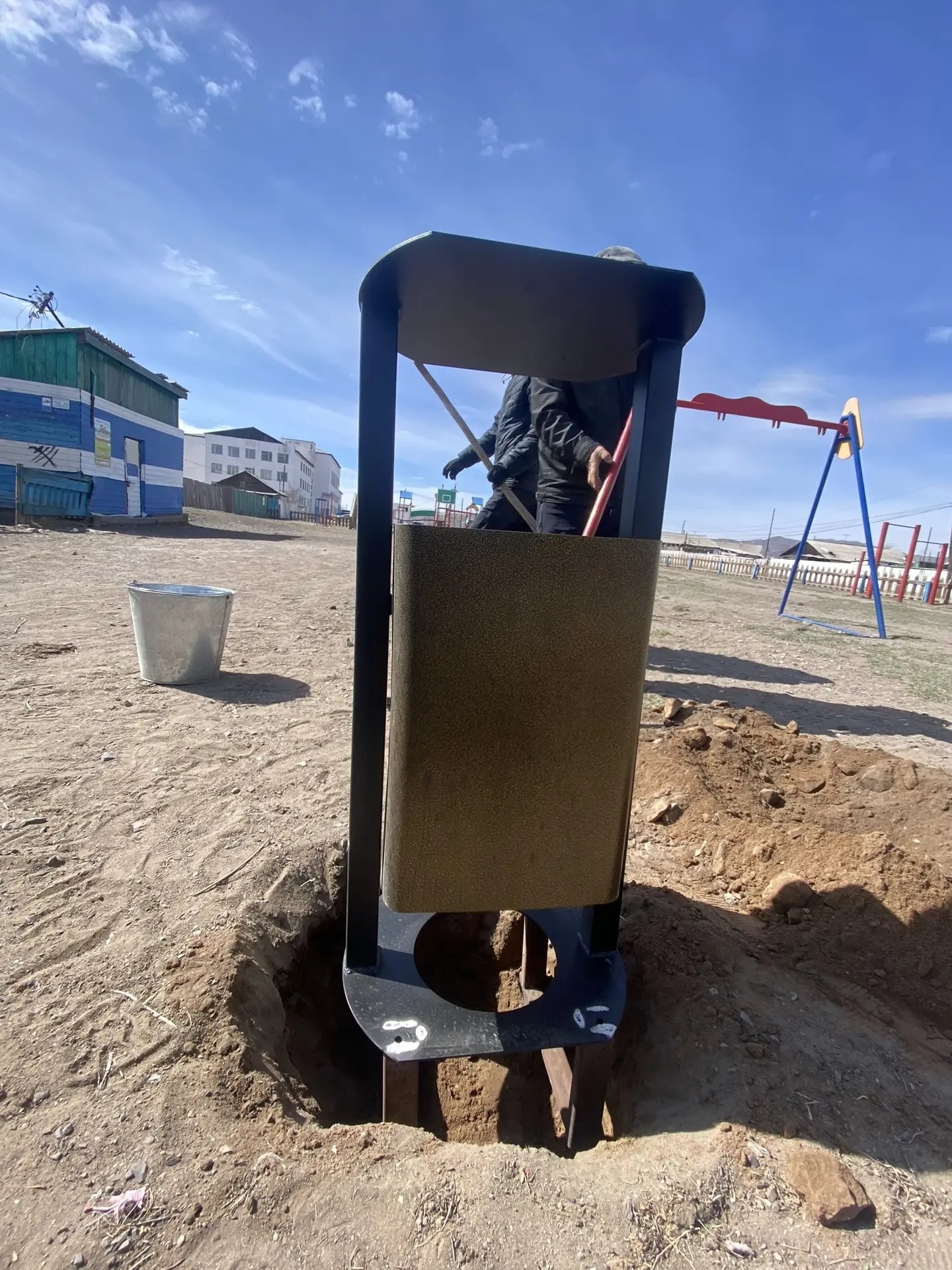 Кожуун тову Хандагайты сумузунун бичии уруглар ойнаар шолдеринде ам бо уеде 8 бок октаар таарымчалыг, бичежек демир урналар салдырган