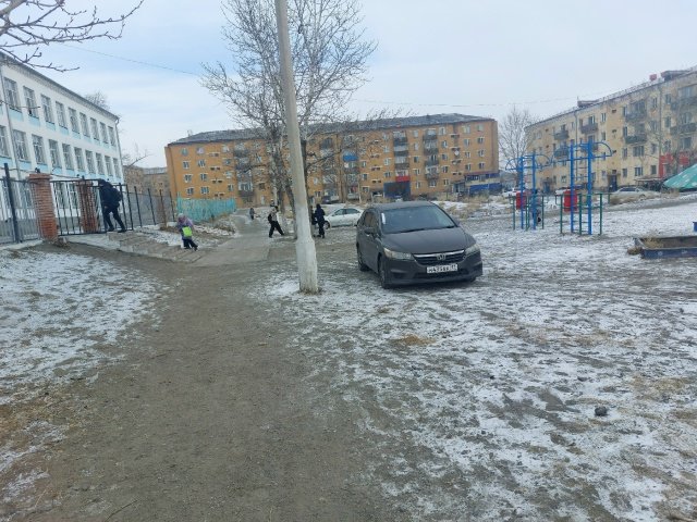 Жителя Ак-Довурака оштрафовали за парковку на тротуаре