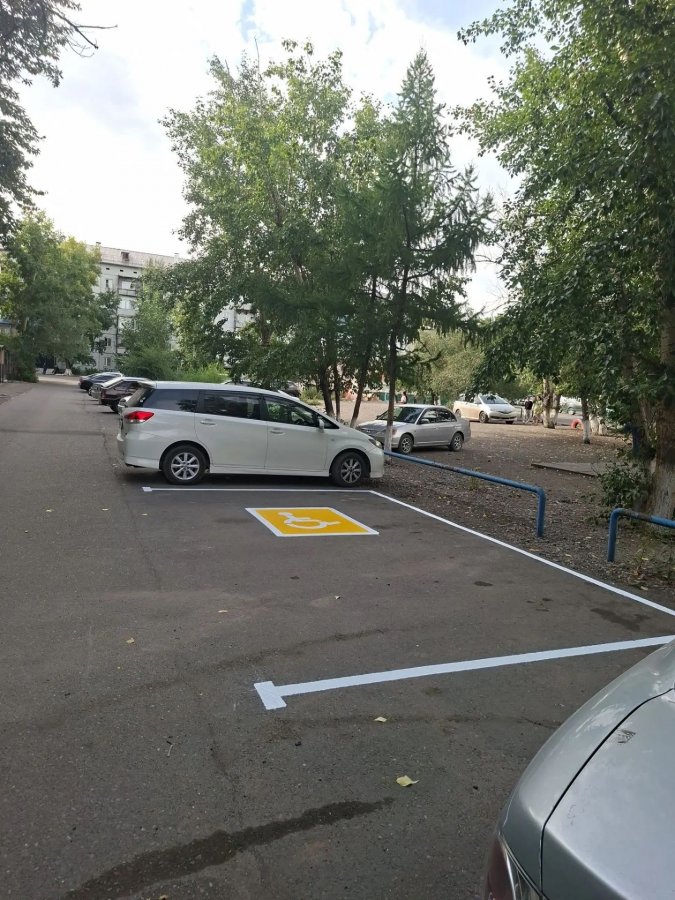 По просьбе ветеранов СВО в Кызыле обустроили парковки для маломобильных граждан