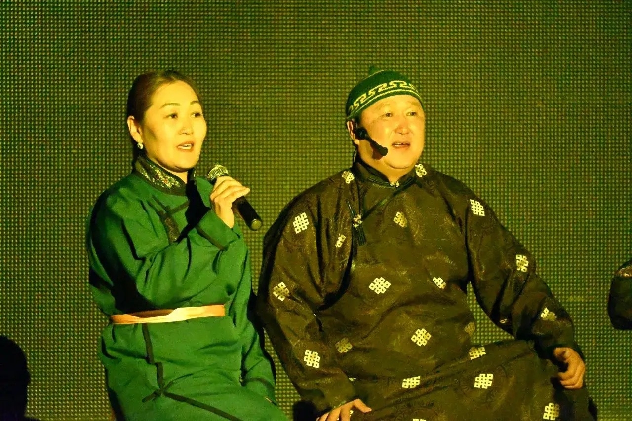 Администрация Эрзинского кожууна поздравляет артистов семейного театра «Маска» (с