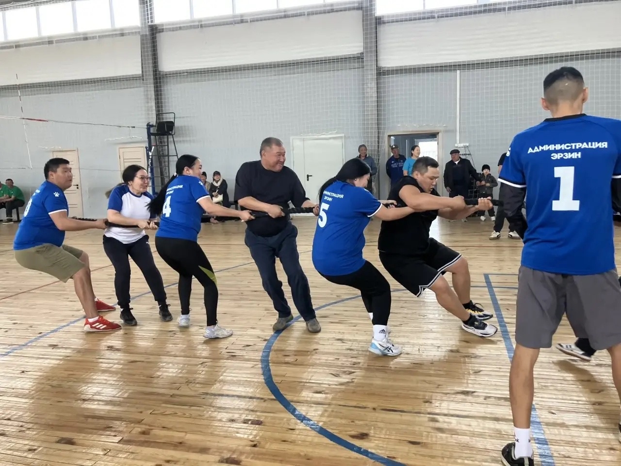 В честь Дня местного самоуправления администрация Эрзинского кожууна организовала масштабную спартакиаду среди муниципальных образований