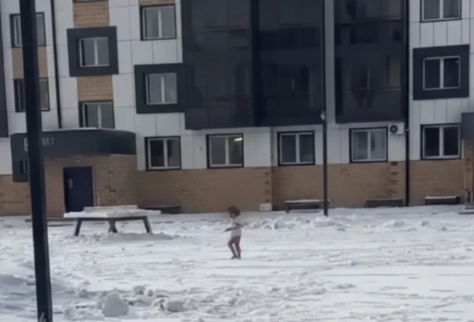 «В одних колготочках по снегу в -35»: сбежавшую из дома 3-летнюю малышку в Туве спас прохожий