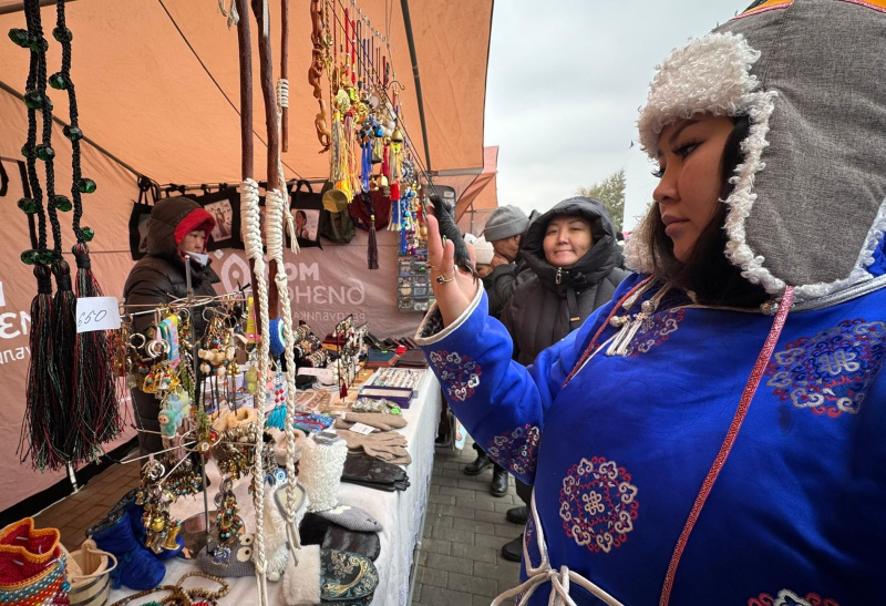 Ярмарка народных промыслов на площади Арата