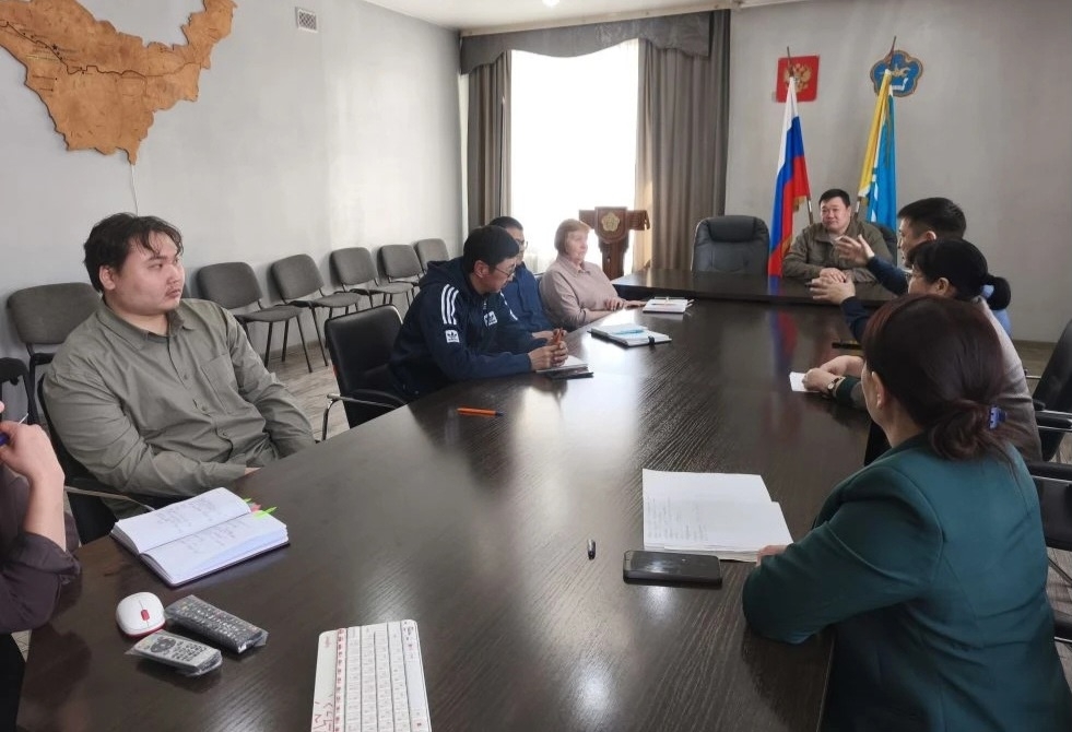 18 апреля 2026 года с рабочей поездкой наш район посетил исполняющий обязанности министра цифрового развития Республики Тыва Ховалыг Э.Х. и заместитель директора Центра информационных технологий Республики Тыва Идам Н.О.