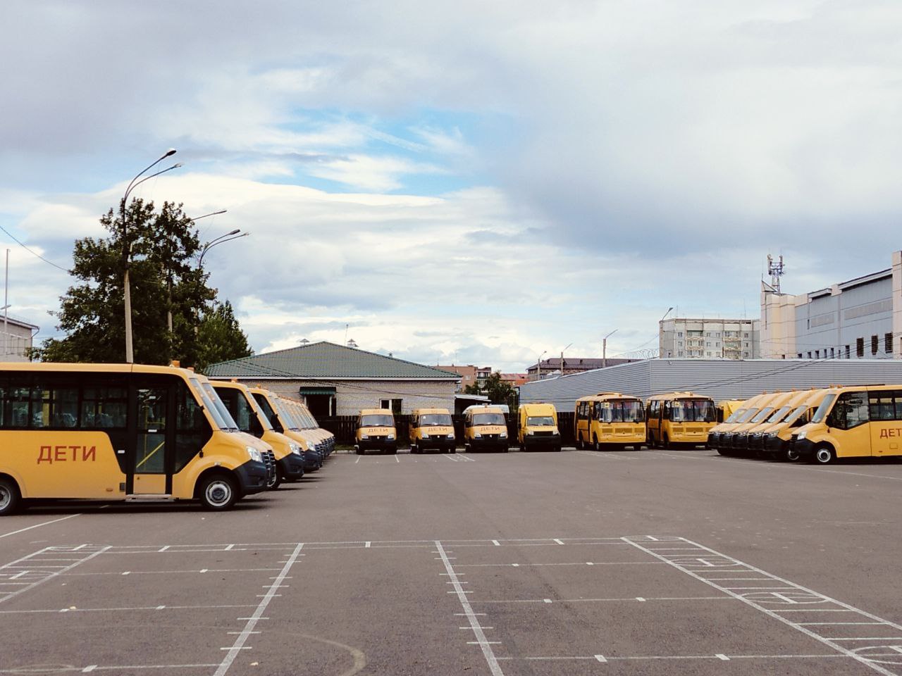 Тува получила 25 новых современных школьных автобусов Тува получила 25 новых современных школьных автобусов