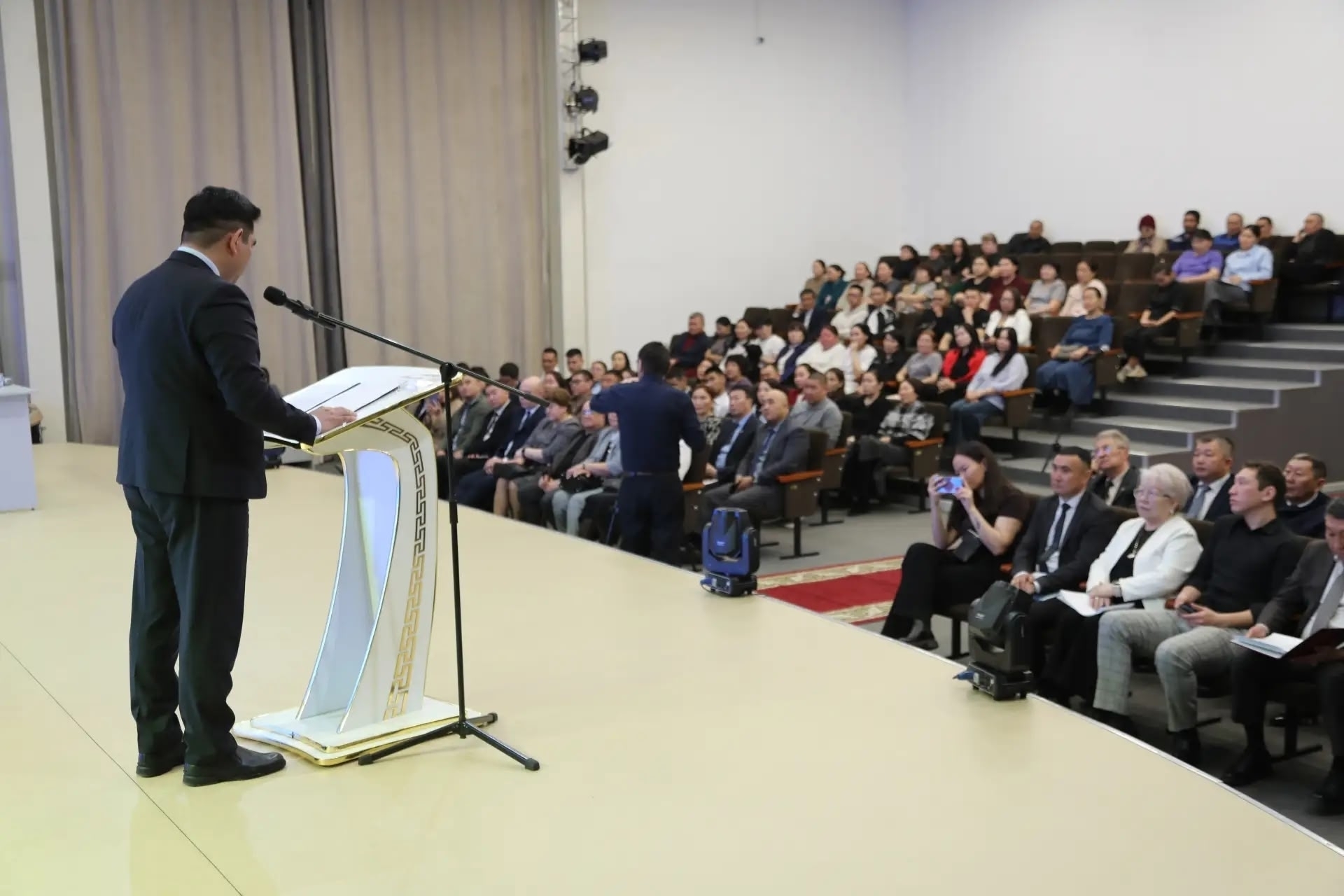 В эти дни во всех кожуунах Тувы, а также в Кызыле и Ак-Довураке прошли встречи с населением по итогам работы регионального Правительства за 2025 год