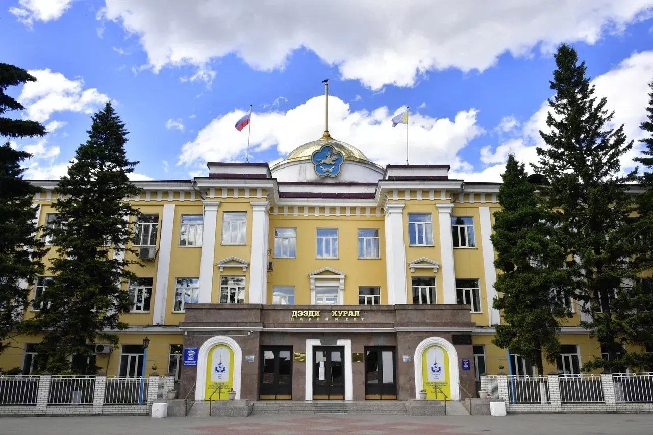 Сегодня - День российского парламентаризма. Эта дата напоминает нам о том, что эффективное развитие региона невозможно без честного диалога и прямой связи с людьми.