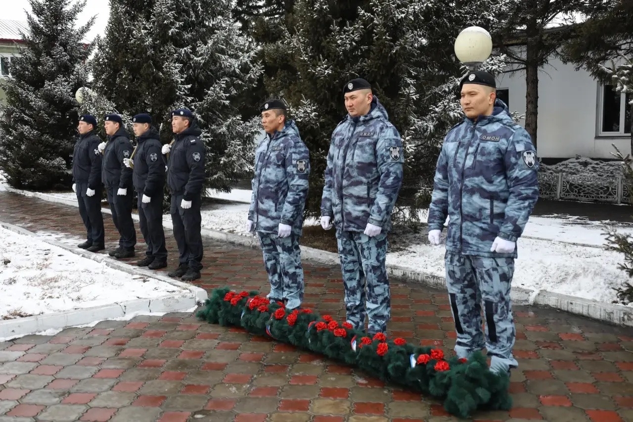 Сегодня мэр Кызыла Айдын Сарыглар поздравил Управление Росгвардии по РТ с 10-летним юбилеем