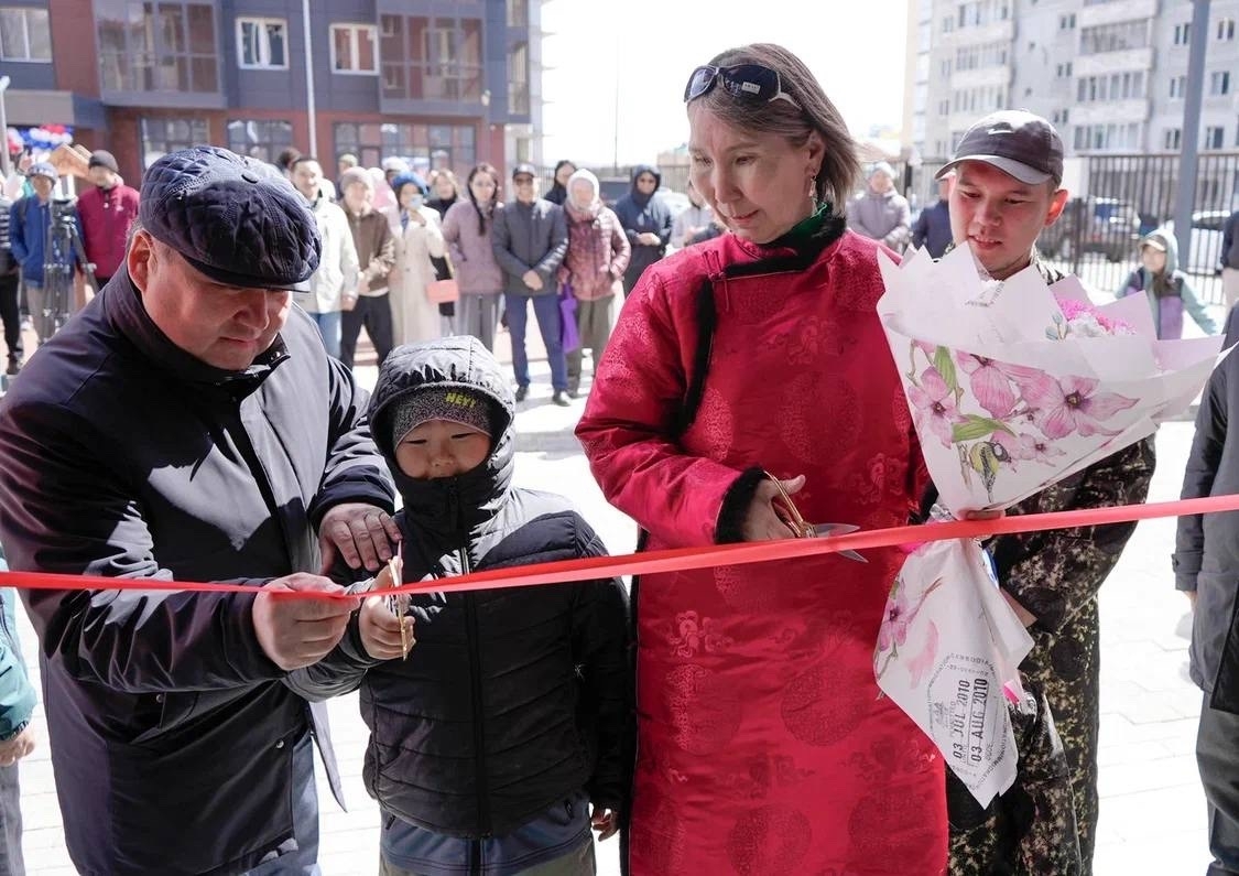 В Туве торжественно открыли два многоквартирных дома <p> <p>В микрорайоне Южный города Кызыла состоялось открытие нового жилого комплекса «Солнечный»