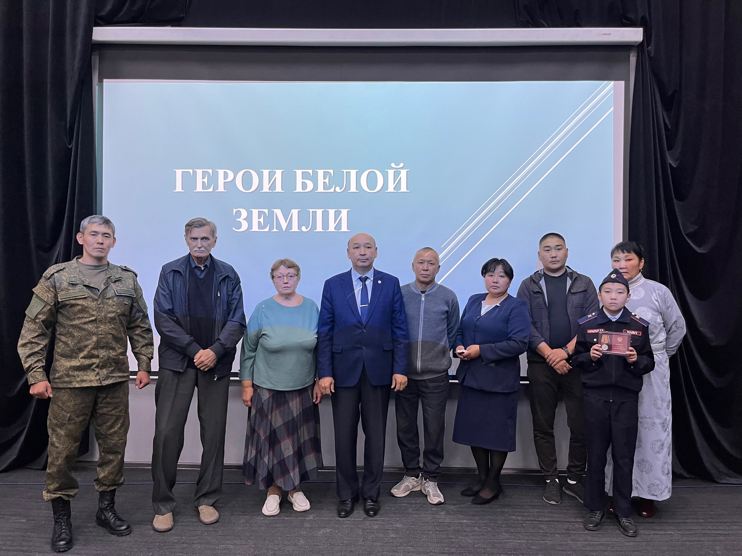Государственные награды семьям погибших в Специальной военной операции<p>В Ак-Довураке состоялось мероприятие, на котором почтили память героев Специальной военной операции