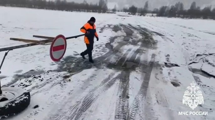 В Туве из-за потепления закрываются ледовые переправы