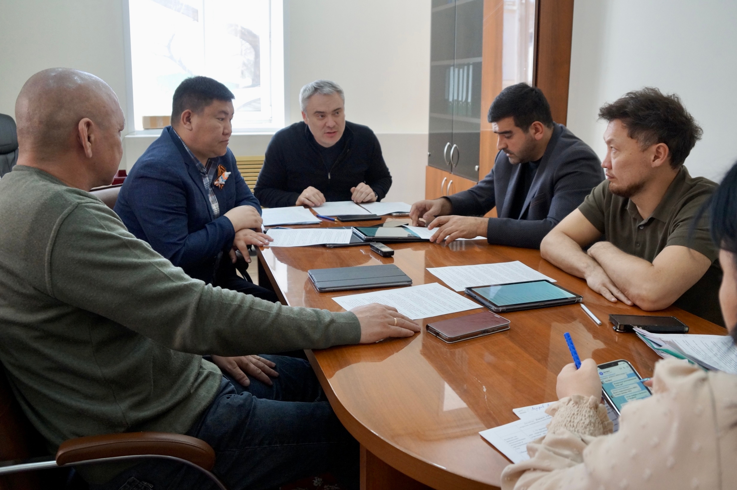 Под председательством депутата Алексея Лазарева состоялось заседание Комитета по финансово-экономическим вопросам и предпринимательству, в рамках подготовки к 38-ой очередной сессии Хурала представителей города Кызыла.