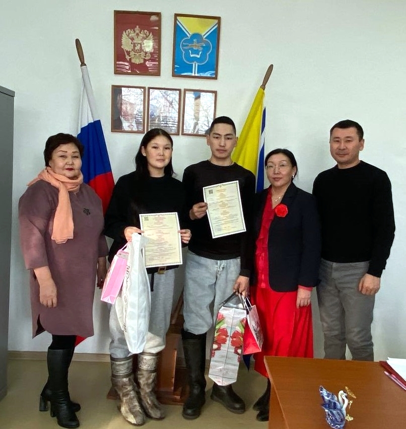 Сегодня состоялось значимое событие в жизни молодой пары Комбу Хулера и Сувакпут Сайлык, когда они получили свидетельство о рождении своего первенца Сегодня состоялось значимое событие в жизни молодой пары Комбу Хулера и Сувакпут Сайлык, когда они получили свидетельство о рождении своего первенца