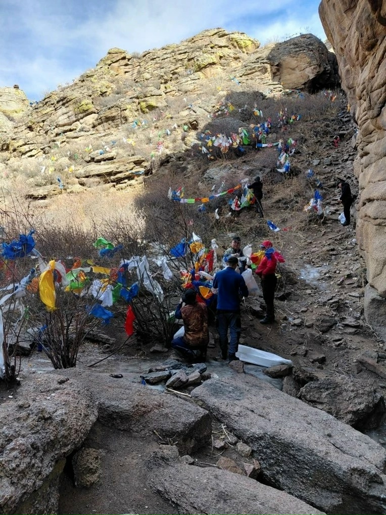 В Туве прошла экологическая акция по благоустройству священной горы Кежеге