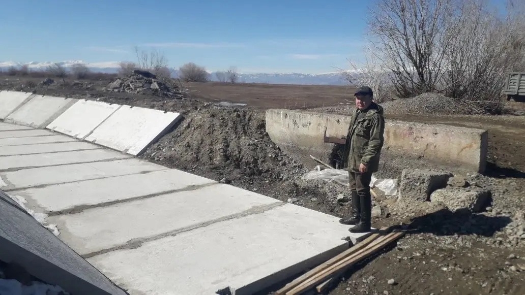 Барыын-Хемчик кожууннун девискээринде часкы тарылга ажылынга белеткел болгаш Барлык суггарылга системазынын септелгезинин байдалы биле таныжып кожуун чагырга даргазынын албан хулээлгезин кууседип турар дарга Хомушку М