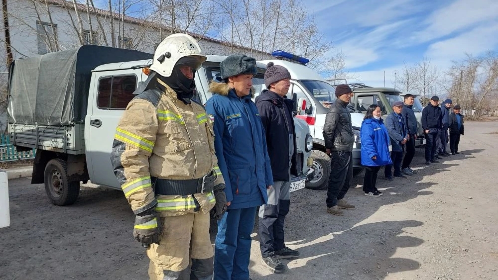 Сегодня, 31 марта 2026 года, Администрацией муниципального района совместно с муниципальным звеном территориальной подсистемы региональной системы чрезвычайных ситуаций на территории села Тээли были проведены совместные учения по реагированию и ликвидации