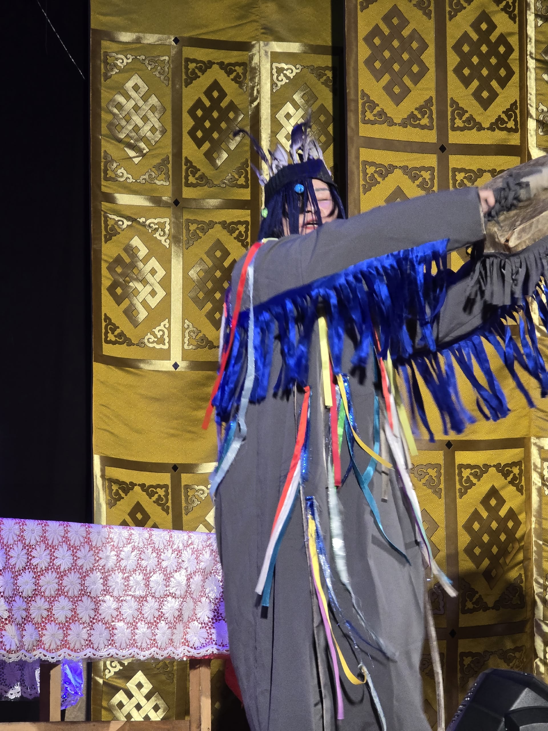 Этап "Депутат на все руки", в котором депутаты заранее подготовили и предоставили в конкурсе поделки, сувениры, фирменные, эксклюзивные блюда, посвященные 85-летнему юбилею Овюрского кожууна