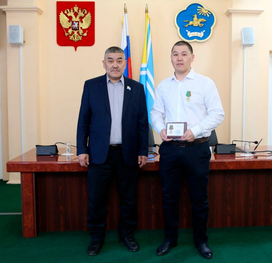 Кызылчанина Чаяна Саая наградили медалью за постоянное оказание гуманитарной помощи участникам СВО на передовой