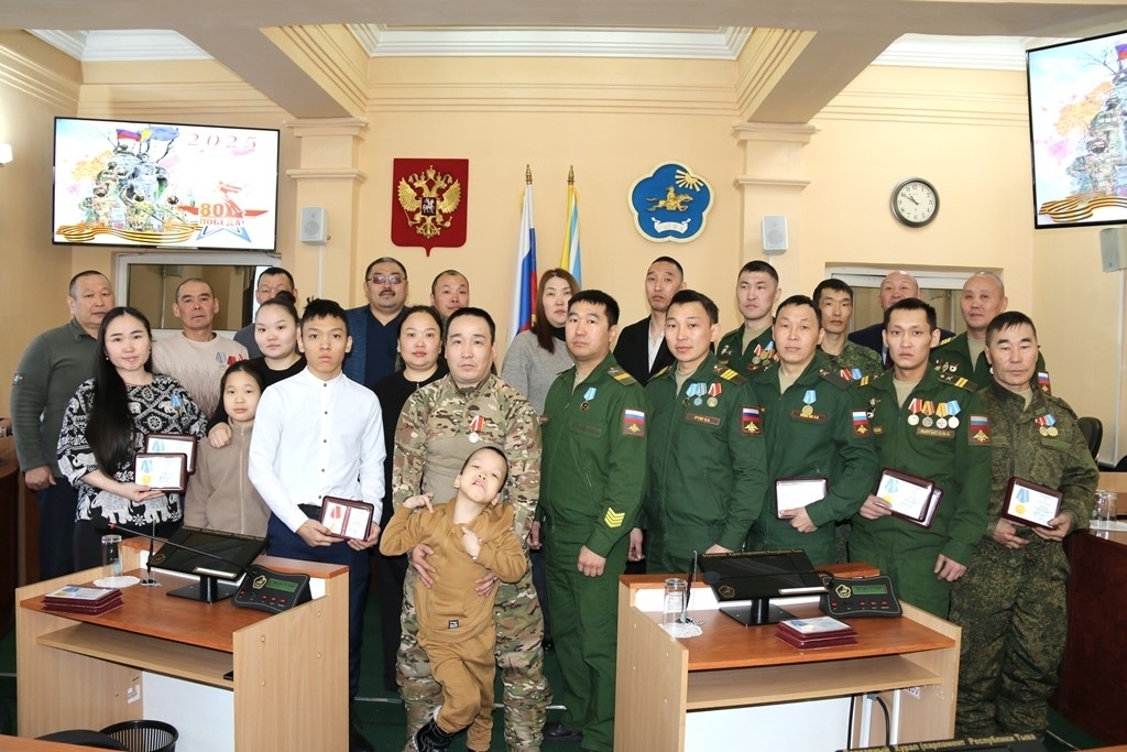 Сегодня в зале заседаний Верховного Хурала прошла торжественная церемония награждения участников специальной военной операции