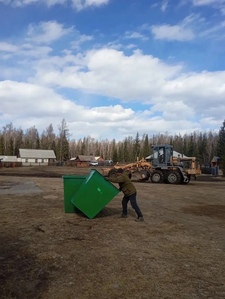 В соответствии с утвержденным реестром контейнерных площадок для накопления твёрдых коммунальных отходов на территории села Тоора-Хем сотрудниками администрации Тоджинского кожууна были выполнены работы по установке контейнерных площадок