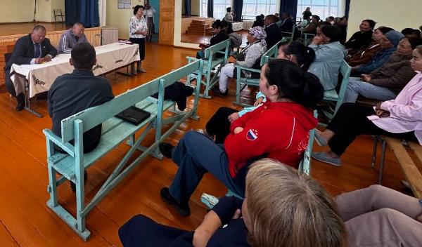 В Бай-Тайгинском кожууне прошла встреча руководства с жителями сумона Бай-Тал В Бай-Тайгинском кожууне прошла встреча руководства с жителями сумона Бай-Тал