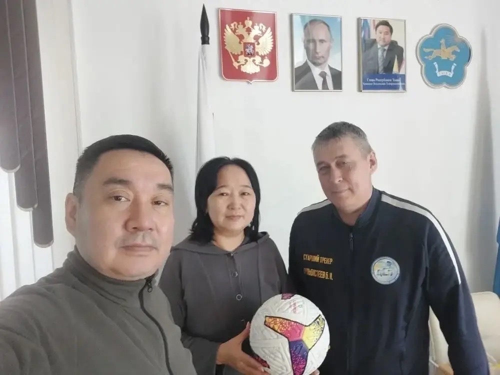 Сегодня  в рамках рабочего визита наш кожуун посетил региональный куратор проекта «Футбол в Школе» и «Дошкольный футбол» Кульбистеев Борис Борисович