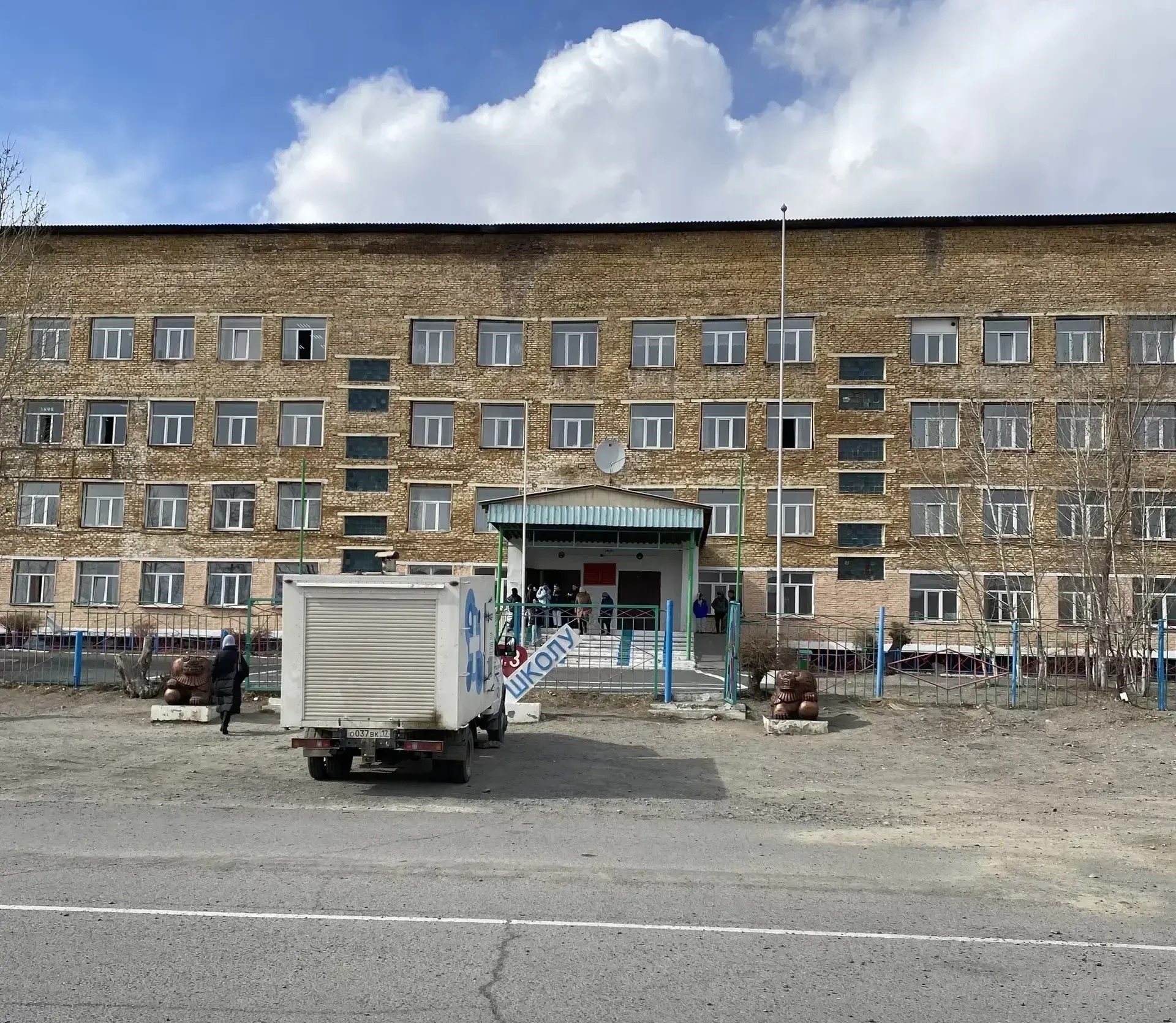 В Ак-Довураке в рамках реализации нацпроекта «Молодежь и дети» начался капитальный ремонт школы №3<p>Капитальный ремонт школы в Ак-Довураке проводится по поручению Главы Тувы [id360104045|Владислава Ховалыга] в рамках федерального проекта «Все лучшее детя