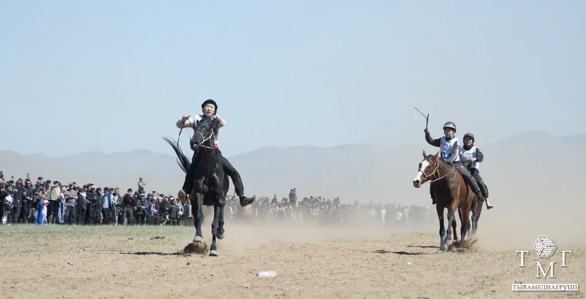 В Дзун-Хемчикском районе торжественно открыли 33-й сезон республиканских конных скачек
