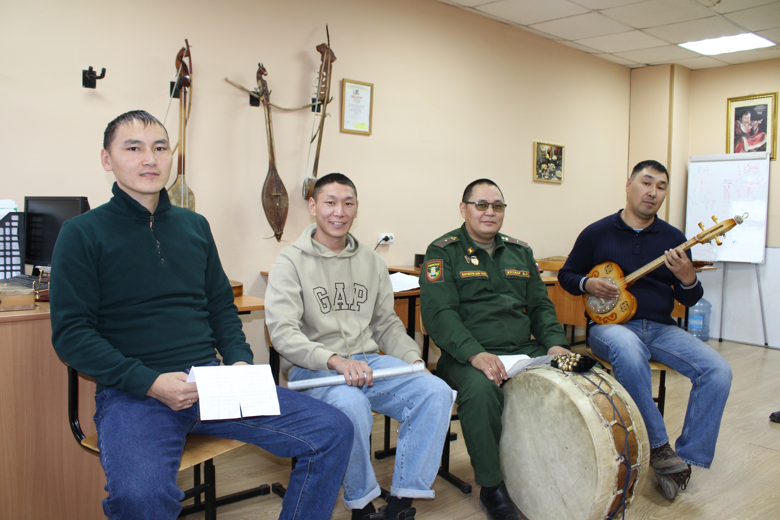 Главным итогом проекта «Хөөмей для СВОих» станет создание ансамбля Главным итогом проекта «Хөөмей для СВОих» станет создание ансамбля