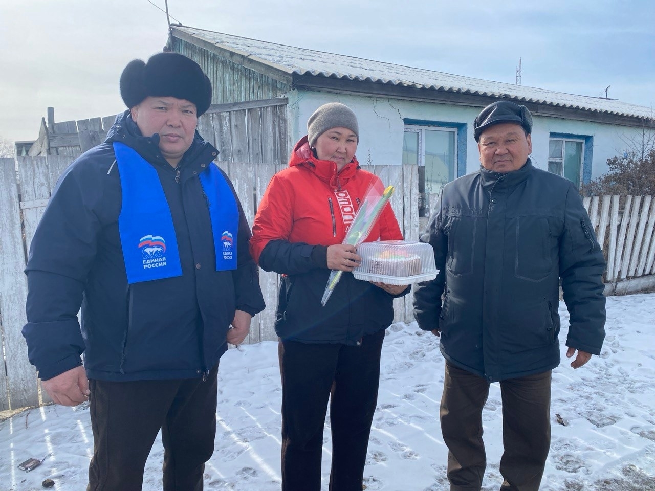 Сегодняруководство кожууна Андрей Хертек, Орлан Монгуш,Якир Ондар поздравили матерей участников СВО с Международным женским днём