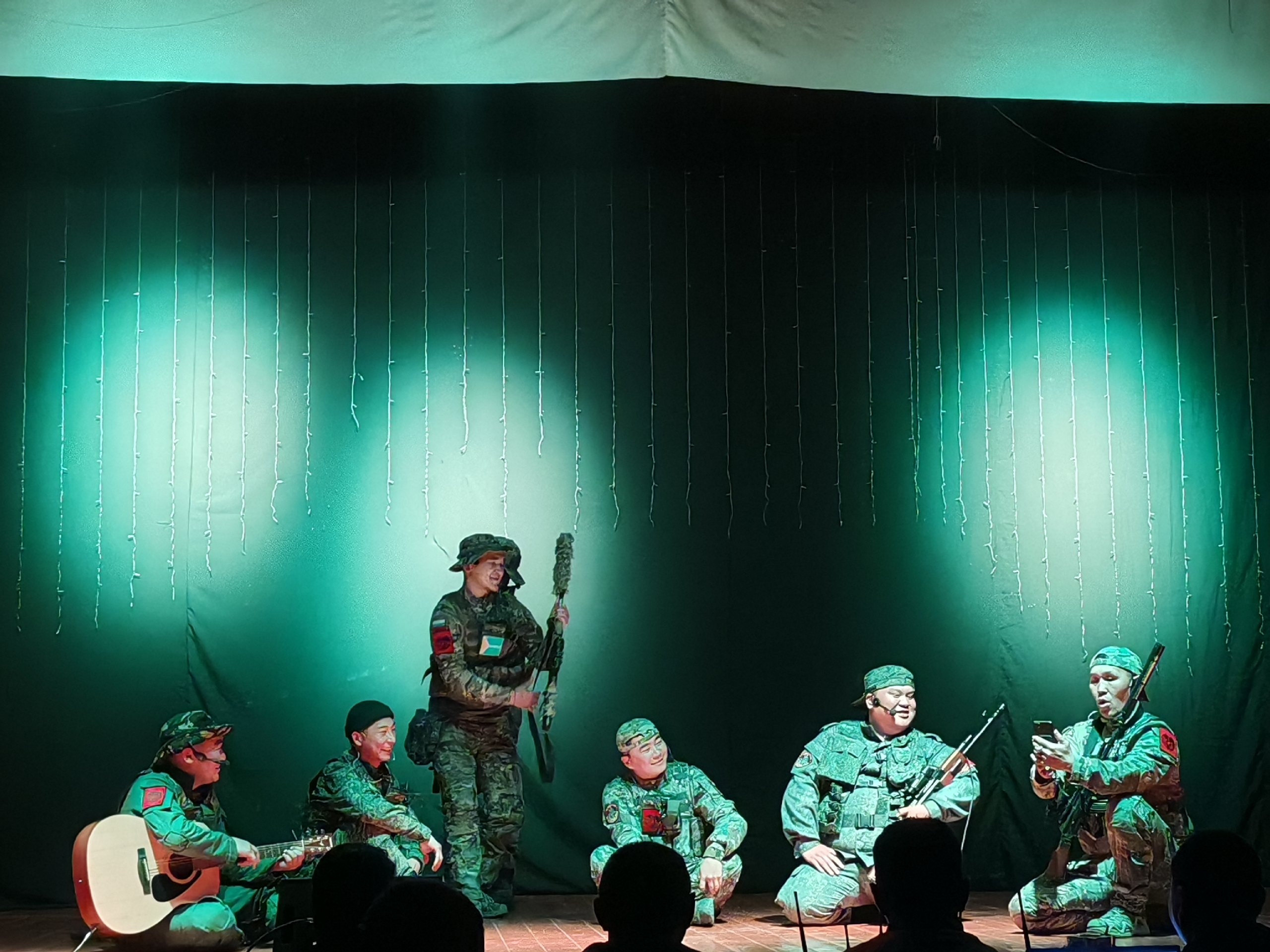 "Тывалар бис" деп шиини коргузуп келген Эрзинин "Сенгилен" аттыг эстрадалыг театрынын артистеринге ооруп четтирдивис. Сеткилден шиини бижээн, тургускан, ойнаан кижи бурузунге чедиишкиннерни кузедивис! "Тывалар бис" деп шиини коргузуп келген Эрзинин "Сенгилен" аттыг эстрадалыг театрынын артистеринге ооруп четтирдивис. Сеткилден шиини бижээн, тургускан, ойнаан кижи бурузунге чедиишкиннерни кузедивис!