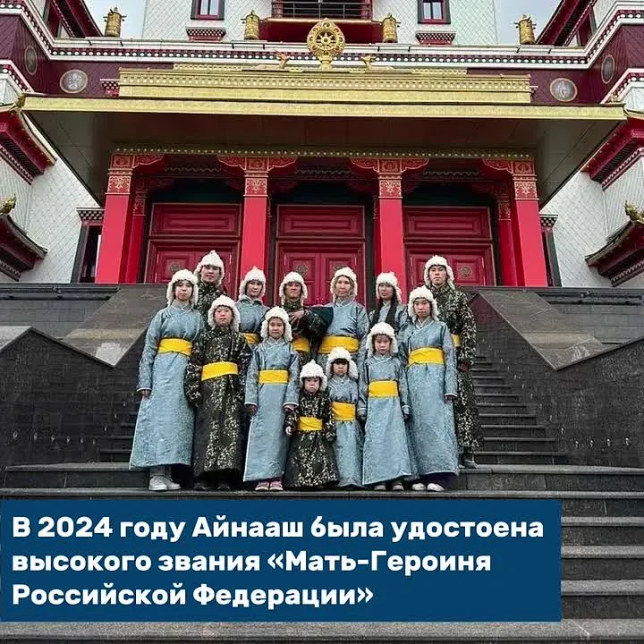 Глава Тувы вручил Матери-Героине Айнааш Ондар сертификат на получение трёхкомнатной квартиры <p>В честь Дня матери в России Глава республики Владислав Ховалыг встретился с многодетной матерью Айнааш Ондар и её детьми