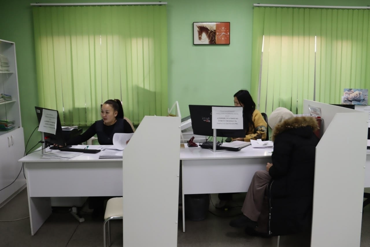 В рамках подготовки к совещанию «Чужих детей не бывает» депутаты Ульяна Монгуш и Людмила Осмоловская посетили комплексный центр соцобслуживания Кызылского района. Директор Аяс Александрович рассказал о результатах работы и о том, что удалось сделать благо