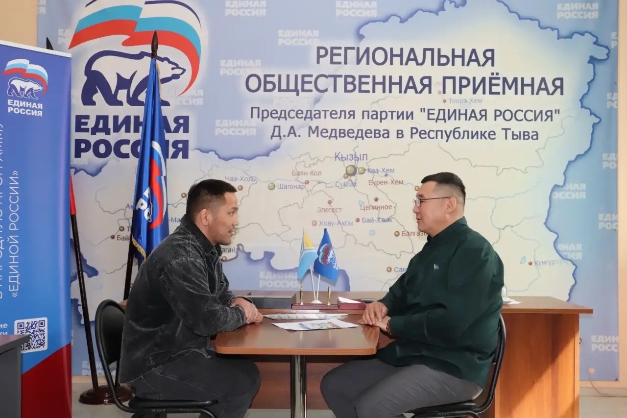 В приемной «Единой России» прошла встреча депутата Аяса Монге с ветераном СВО Чингисом Сарыгларом