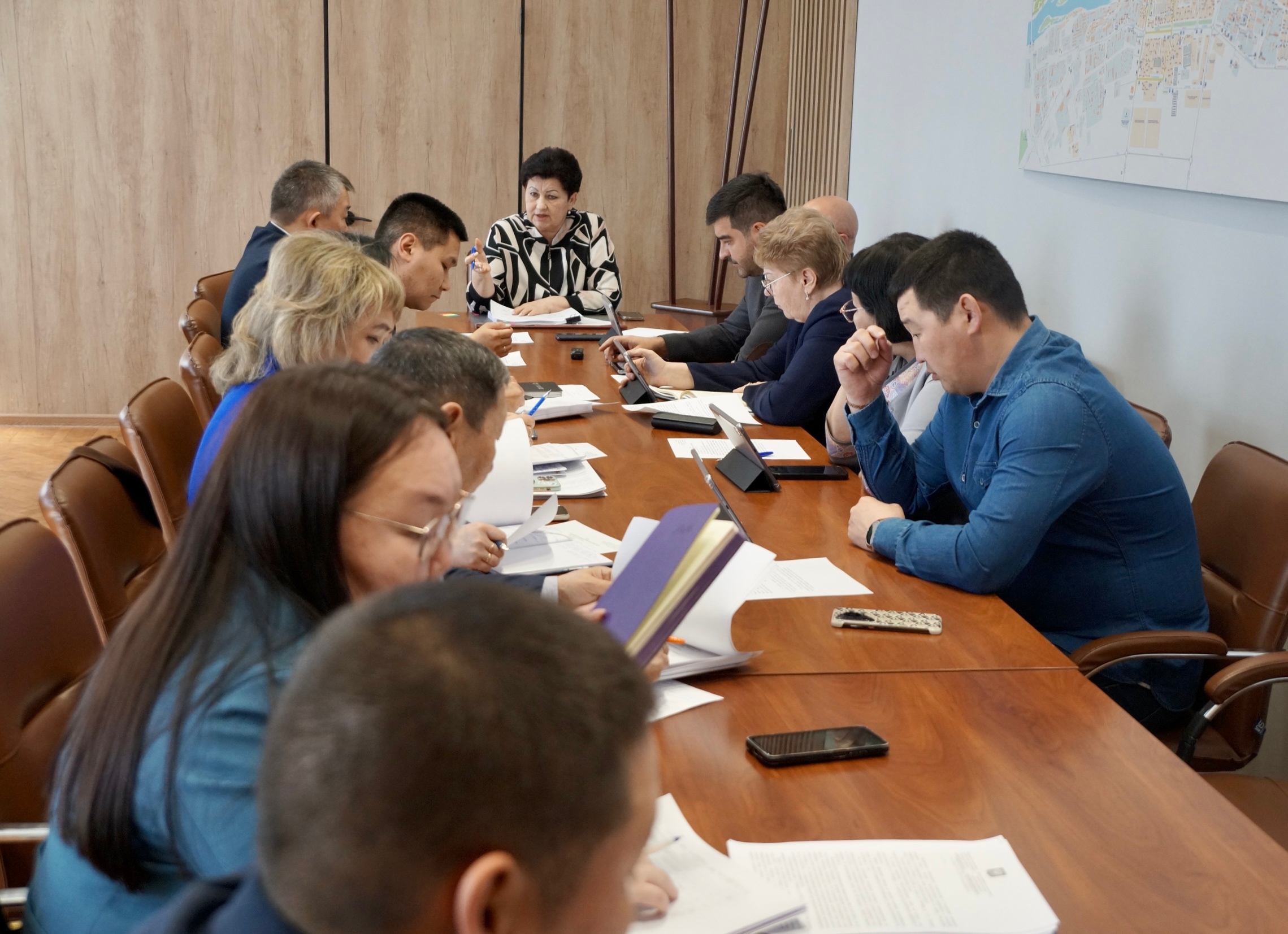 Под председательством Главы города Кызыла Ирины Казанцевой состоялось заседание Комиссии по наказам избирателей, с участием членов комиссии и ответственных сотрудников мэрии города Кызыла Под председательством Главы города Кызыла Ирины Казанцевой состоялось заседание Комиссии по наказам избирателей, с участием членов комиссии и ответственных сотрудников мэрии города Кызыла
