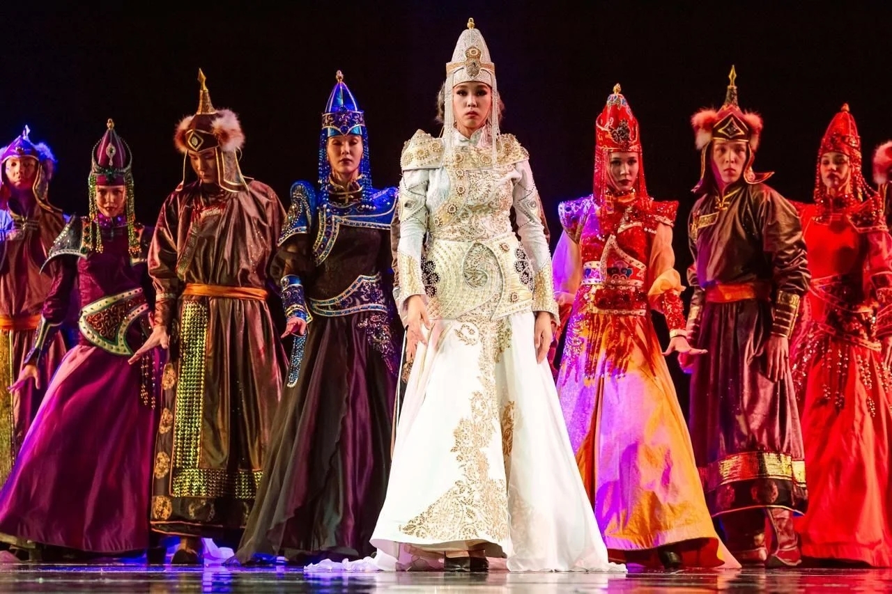 «Эдегей» костюм болгаш сам театры Күрүнениң Кремль ордузунга улуг концертин көргүзер