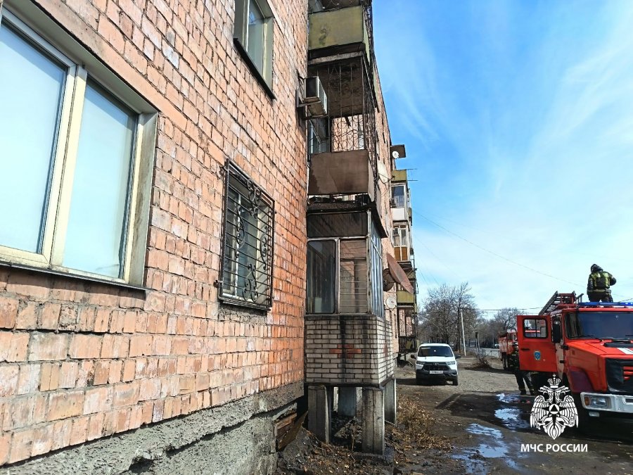 Сосед-курильщик вызвал пожар на чужом балконе в Кызыле Сосед-курильщик вызвал пожар на чужом балконе в Кызыле