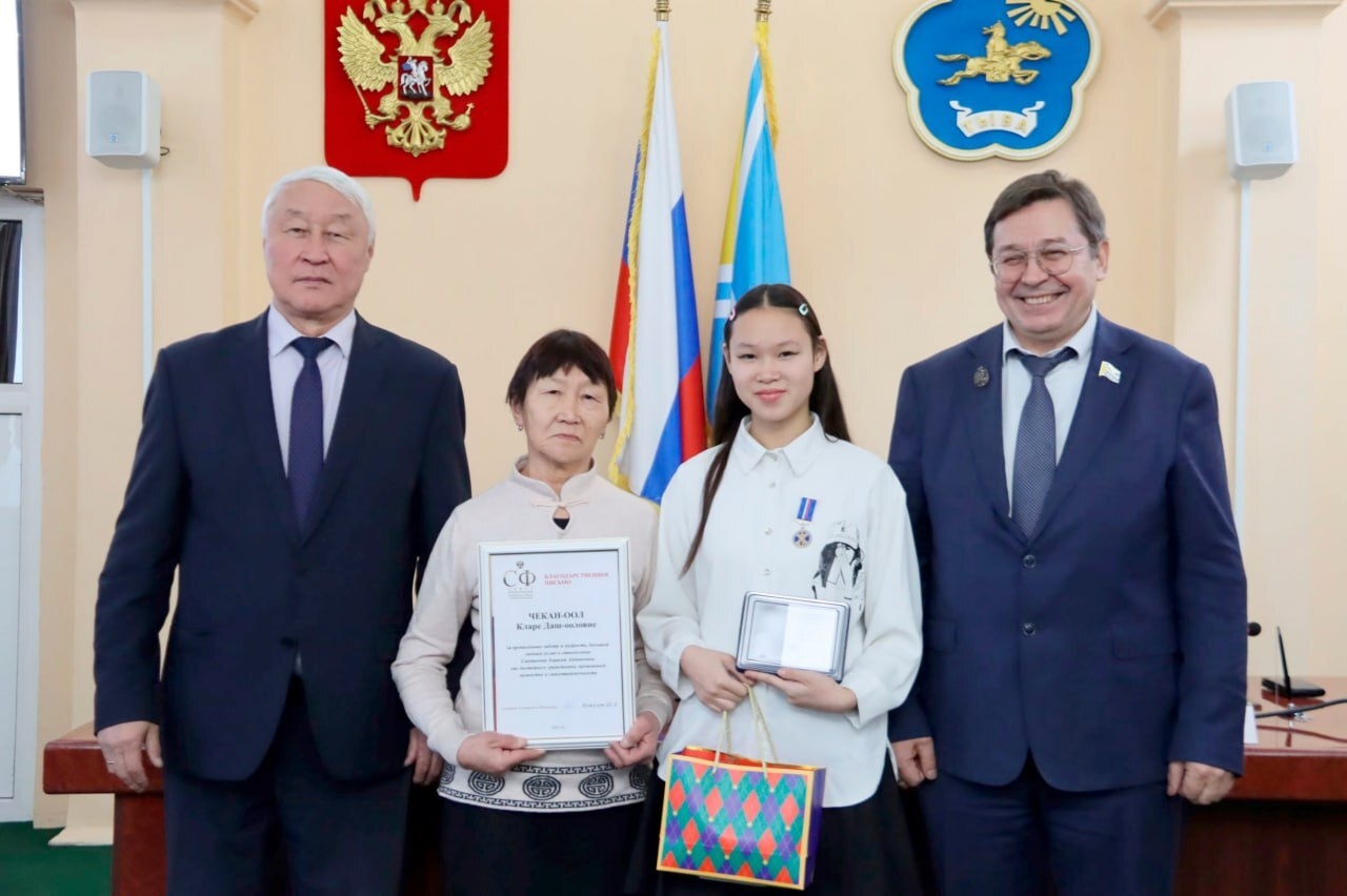 Школьников Тувы наградили медалью Совета Федерации «За проявленное мужество»