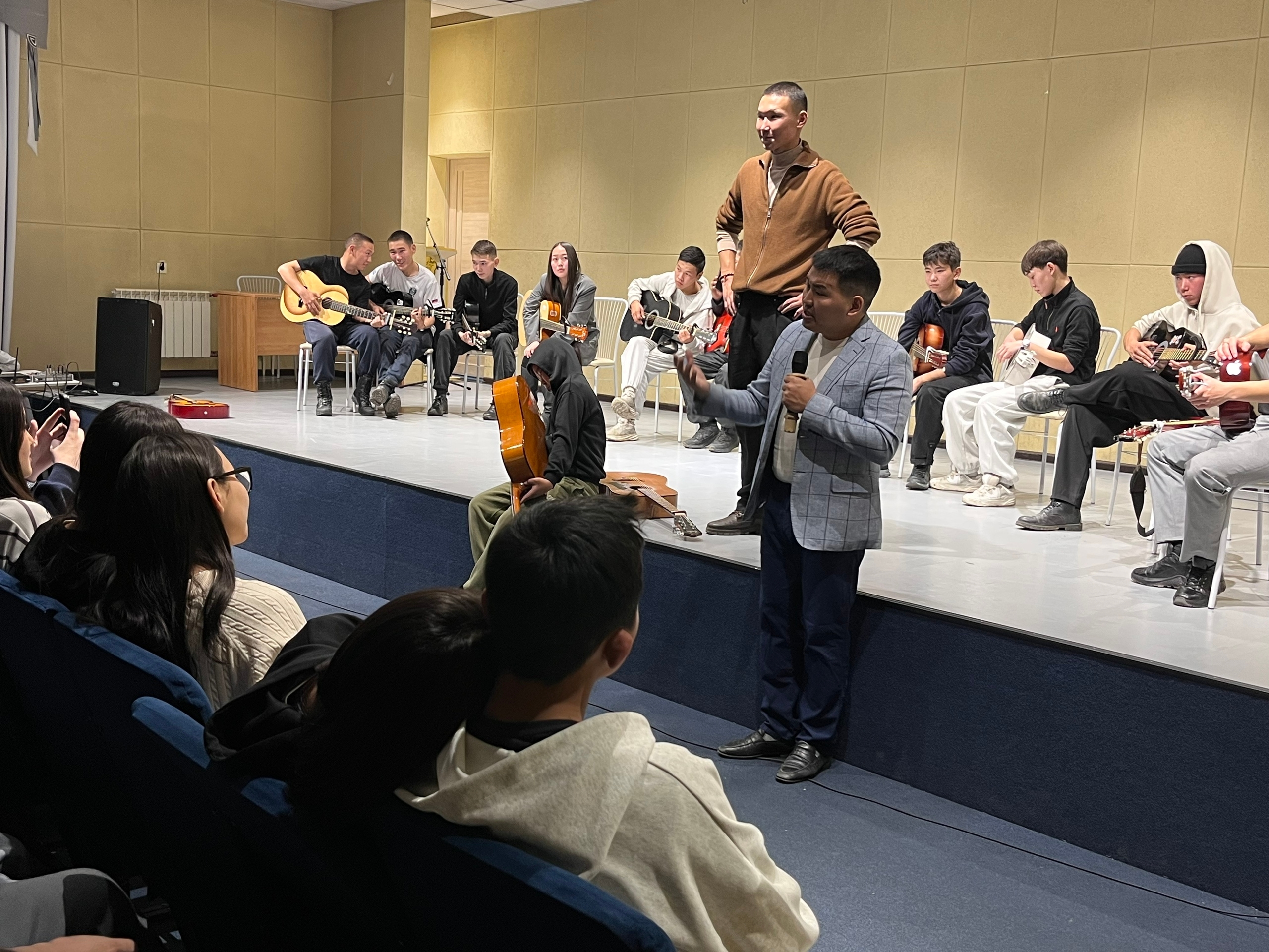 Гитарный вечер во Дворце Молодежи собрал более 200 молодых людей