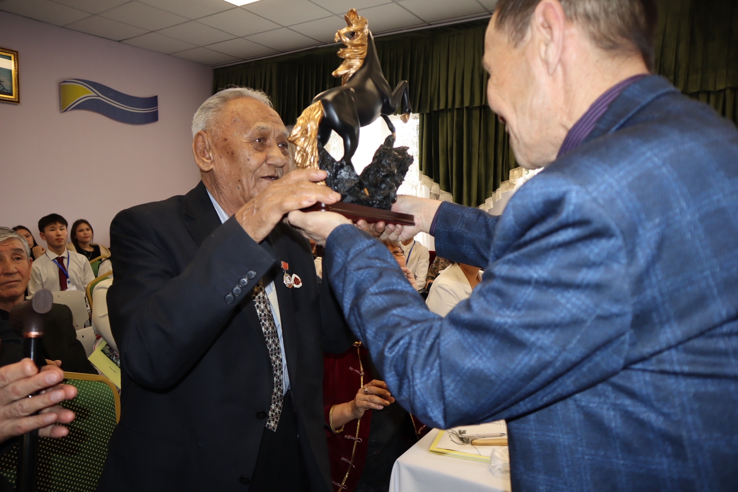 В Тес-Хемском районе отметили юбилеи писателя Кара-Куске Чооду и журналиста Александра Шоюна