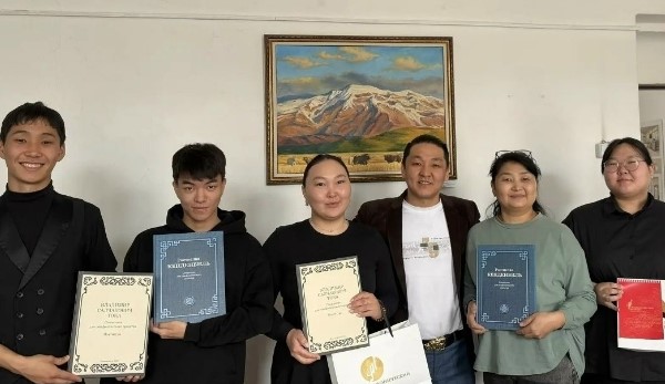 Студенты Кызылского колледжа искусств получили партитуры выдающихся тувинских композиторов