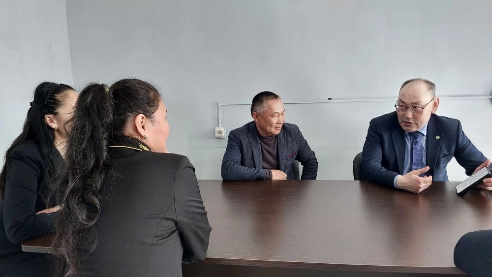 Сегодня, 23 апреля, в Бай-Тайгинском кожууне прошла значимая встреча, объединившая представителей судейского сообщества, искусства и власти.