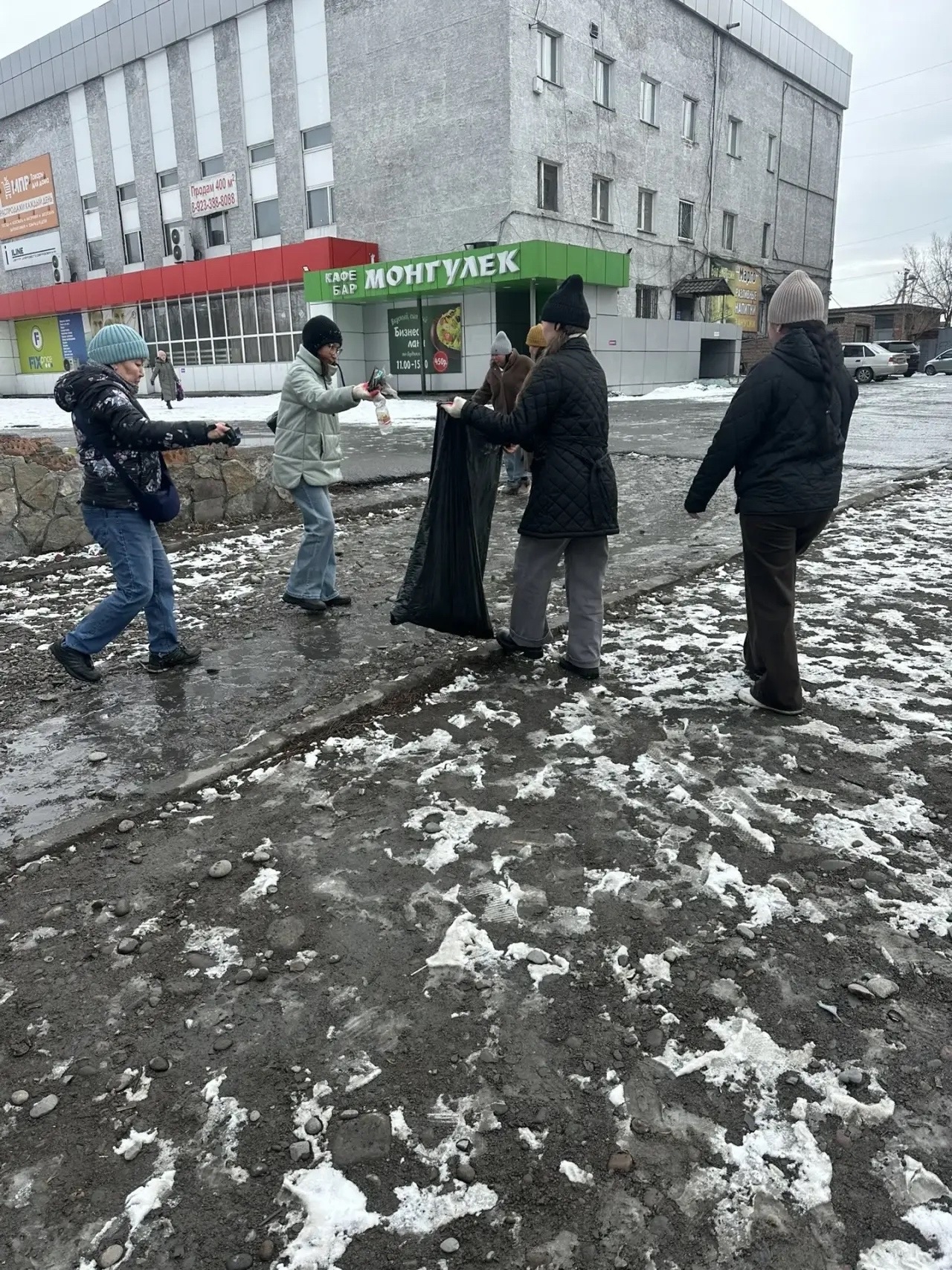Коллективы мэрии и подведомственных учреждений приняли участие в традиционном субботнике