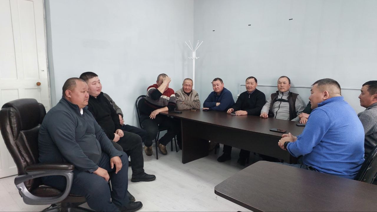 Проведено заседание депутатов мужчин и активистов <p> <p>Сегодня Глава кожууна Роберт Аракчаа провел заседанию-встречу с депутатами мужчинами кожууна и активистами сельского поселения сумона Кызыл-Даг Проведено заседание депутатов мужчин и активистов <p> <p>Сегодня Глава кожууна Роберт Аракчаа провел заседанию-встречу с депутатами мужчинами кожууна и активистами сельского поселения сумона Кызыл-Даг
