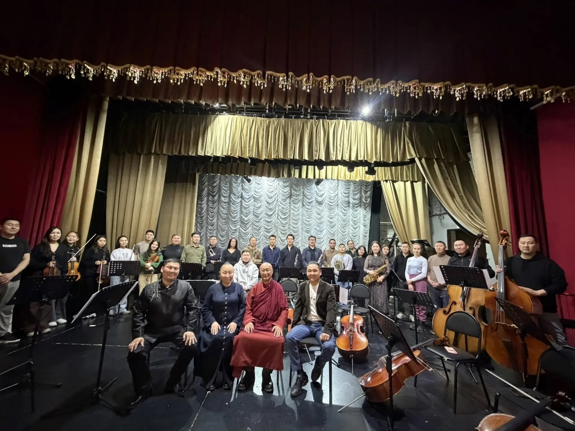 Духовный лидер Бурятии посетил Тувинскую государственную филармонию им. Халилова