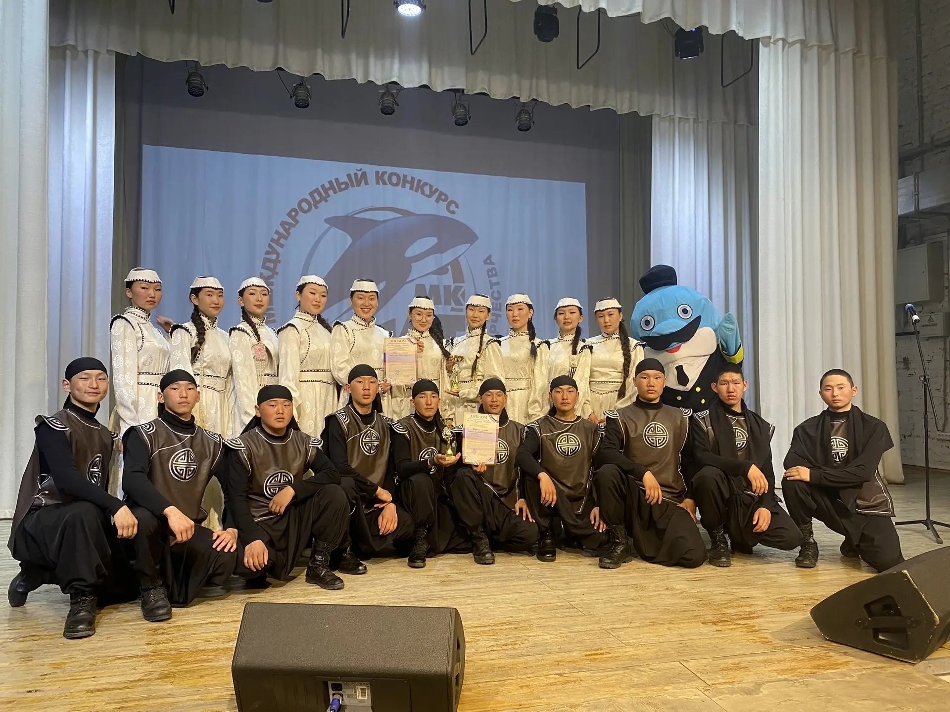 Администрация Эрзинского кожууна поздравляет ансамбль песни и танца «Чыргал-Хаан» СДК с