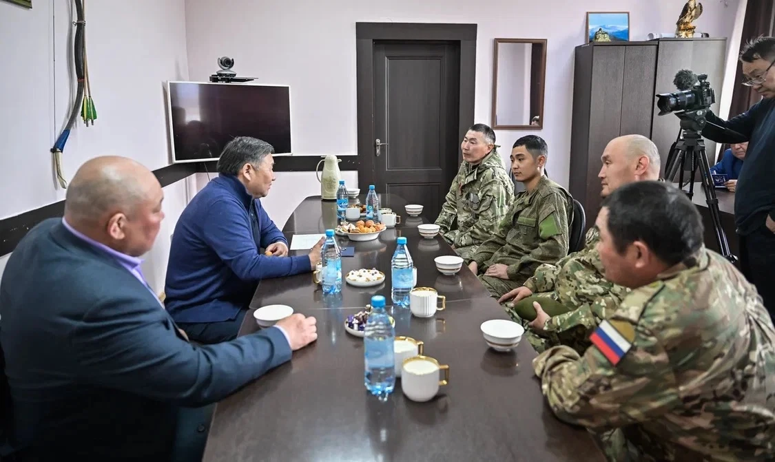 Владислав Ховалыг встретился с участниками СВО в Сут-Хольском районе