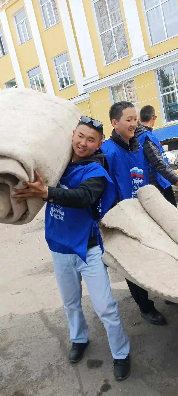 «Горячие сердца» и семьи Тувы передали юрту «Юрта Дружбы» в зону СВО